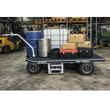 Accu platformwagen met vaten, jerrycan, dozen en gereedschapskisten