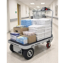 Elektrische platformwagen met goederen in een ziekenhuisgang