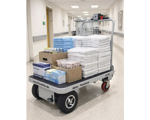 Elektrische platformwagen met goederen in een ziekenhuisgang