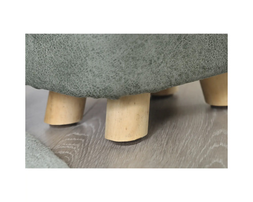 Detailopname van een hocker met bekleding en houten poten