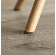 Close-up van een stoelpoot met viltglijder ter bescherming van de vloer.