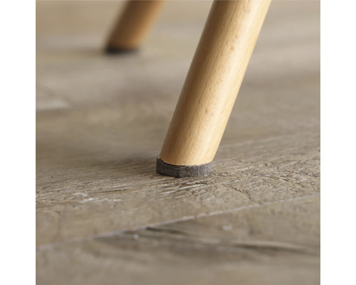 Close-up van een stoelpoot met viltglijder ter bescherming van de vloer.