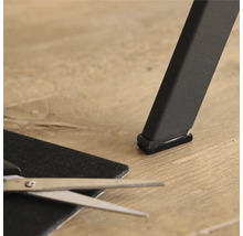 Meubelpoot met viltglijder, viltglijder op maat en schaar op houten vloer