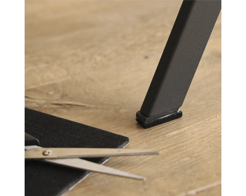 Meubelpoot met viltglijder, viltglijder op maat en schaar op houten vloer