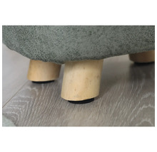 Detailopname van een kruk met houten poten