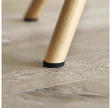 Close-up van een stoelpoot met viltglijder ter bescherming van de vloer