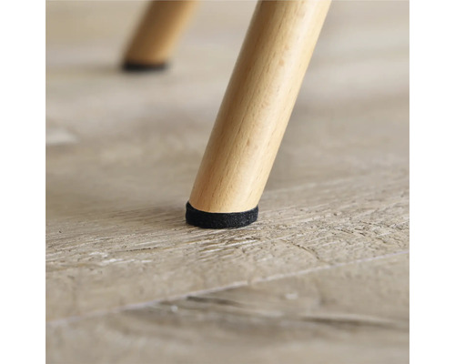 Close-up van een stoelpoot met viltglijder ter bescherming van de vloer