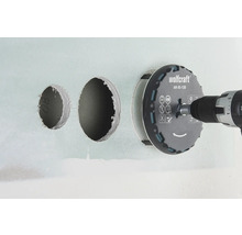 Wolfcraft gatenzaag met boormachine bij het boren van gaten in een muur.