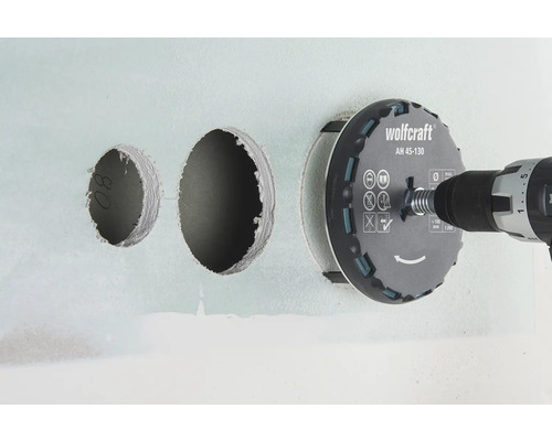 Wolfcraft gatenzaag met boormachine bij het boren van gaten in een muur.