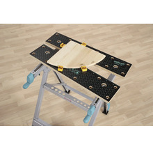 Wolfcraft Master 200 werkbank met houten stuk en klemmen.