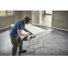 Ambachtsman zaagt een deur met een cirkelzaag op een werkbank.