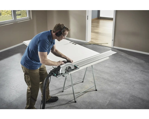 Ambachtsman zaagt een deur met een cirkelzaag op een werkbank.