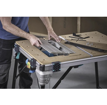 Werkbank met cirkelzaagblad en accessoires op een werkblad