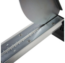 Detailopname van een metalen geleiderail van een tegelsnijder met doorslijpschijf.