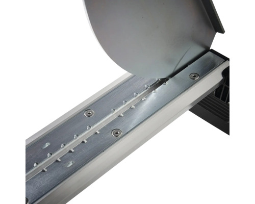 Detailopname van een metalen geleiderail van een tegelsnijder met doorslijpschijf.