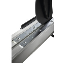 Close-up van een tegelsnijder met geleiderail, metalen platen en breekmechanisme.