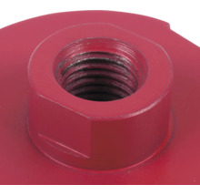 Detailopname van een rode metalen gereedschapshouder met binnendraad.