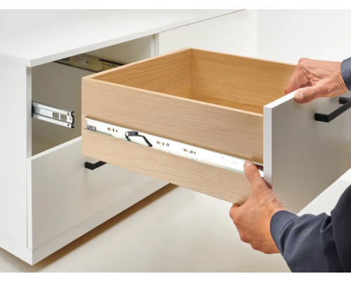 Opengetrokken lade in een witte kast met ladegeleider