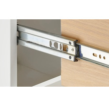 Detailopname van een metalen ladegeleider in een meubelstuk