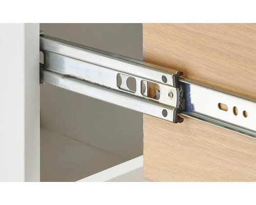 Detailopname van een metalen ladegeleider in een meubelstuk