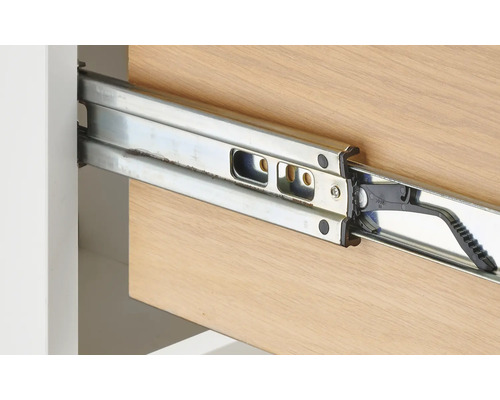 Detailopname van een metalen ladegeleider aan een houten lade