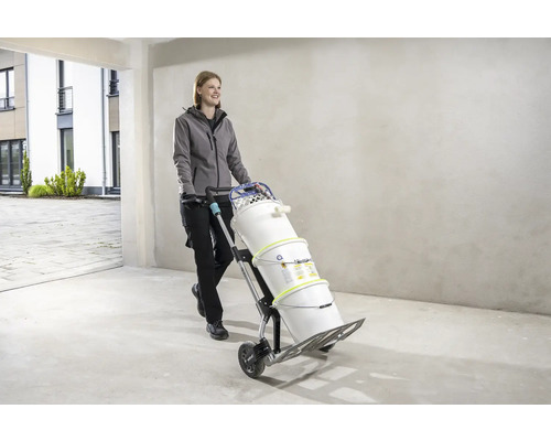 Vrouw vervoert verfemmers met een steekwagen.