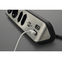 Stekkerdoos met USB-aansluitingen en aangesloten kabel van het merk Brennenstuhl