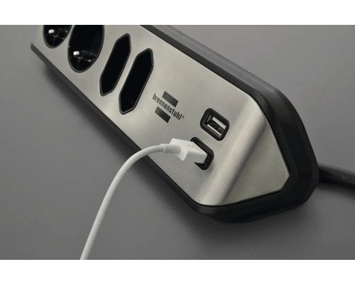 Stekkerdoos met USB-aansluitingen en aangesloten kabel van het merk Brennenstuhl