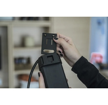 Persoon bevestigt een beugel aan een apparaat