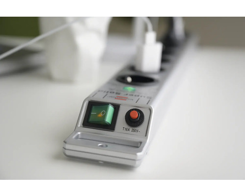 Stekkerdoos met schakelaar en overspanningsbeveiliging