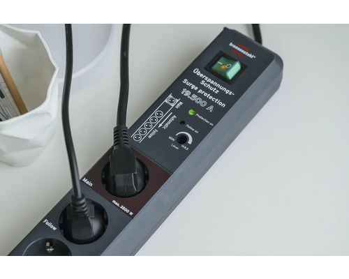 Brennstuhl stekkerdoos met overspanningsbeveiliging en aangesloten stroomkabels