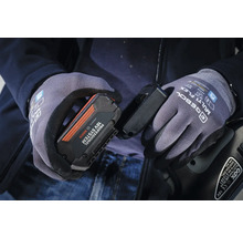 Persoon met werkhandschoenen houdt Bosch 18V-accu vast