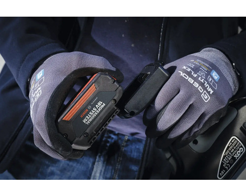 Persoon met werkhandschoenen houdt Bosch 18V-accu vast