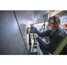 Ambachtsman gebruikt een excentrische schuurmachine om een oppervlak te schuren.