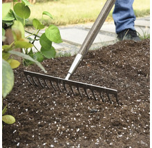Tuinhark met houten steel in gebruik op tuingrond.