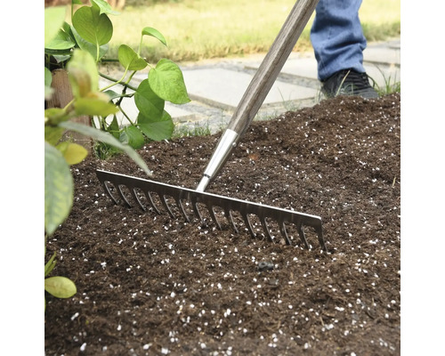 Tuinhark met houten steel in gebruik op tuingrond.