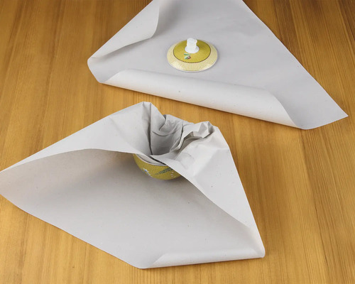 Twee kommen verpakt in papier