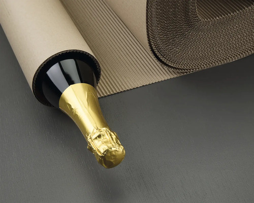 Fles in golfkarton en kartonnen rol