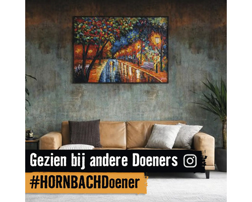 Woonkamer met bank en een ingelijste afbeelding aan de muur