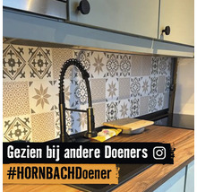 Keukenspoelbak met tegelmotieven als achterwand