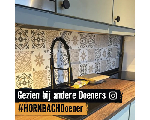 Keukenspoelbak met tegelmotieven als achterwand