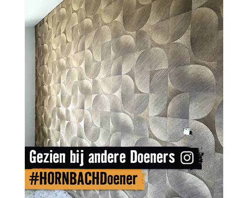 Close-up van een gestructureerd behang met geometrisch patroon op een muur.