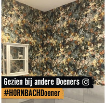 Kamer met bloemenbehang en een witte wandkast