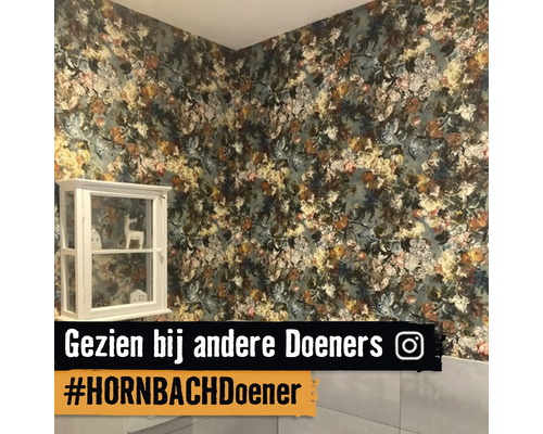 Kamer met bloemenbehang en een witte wandkast