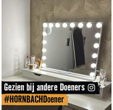 Verlichte spiegel op een kaptafel met laden