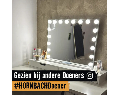 Verlichte spiegel op een kaptafel met laden