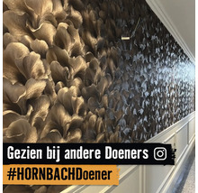 Wanddecoratie met bloemmotief in interieur