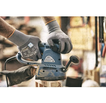 Eén-hands vlakschuurmachine wordt vastgehouden door handen met werkhandschoenen