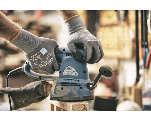 Eén-hands vlakschuurmachine wordt vastgehouden door handen met werkhandschoenen