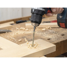 Accuboormachine schroeft schroef in houten plank